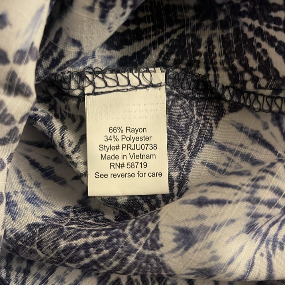 🚨New NY Collection Women's Petite Printed Pintuck Top - Picture 4 of 5